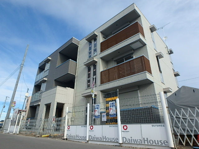 お部屋から駅のホームが見える近さ