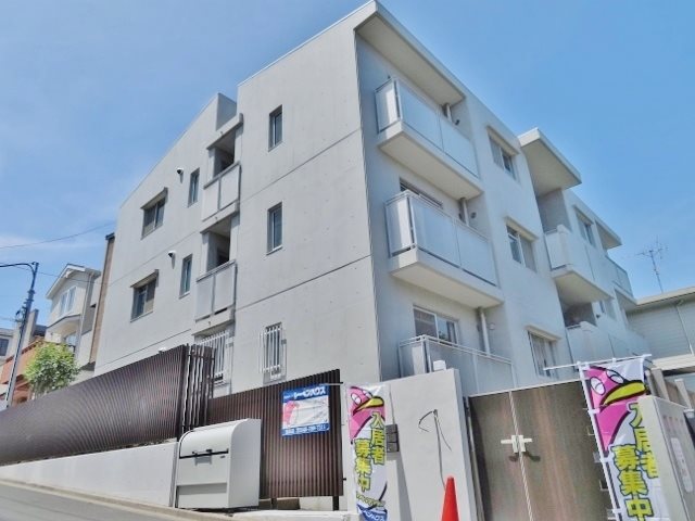 コンクリート打ちっぱなしのお洒落な外観♪