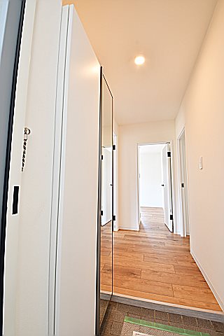 Vie　Nouvelle浦和岸町 姿見ミラーが付いた下駄箱収納