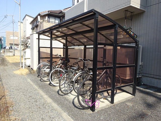 アーバン愛宕 駐輪スペースも屋根があって助かります