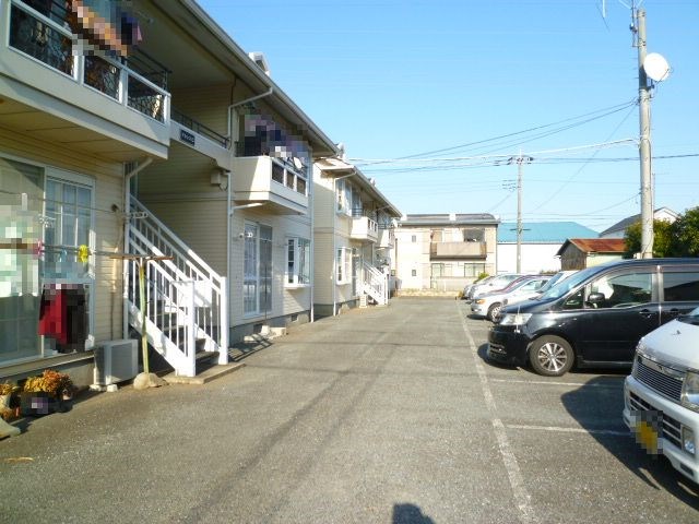 アネシスD棟 目の前に駐車場があるので近くて便利