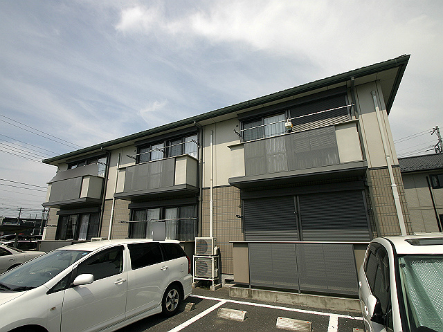 お部屋の目の前が駐車場なので車が見えて安心ですね