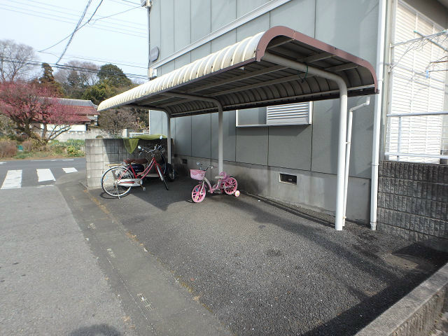 アークガーデン上尾 B ゆとりある駐輪スペース。2か所ございます。