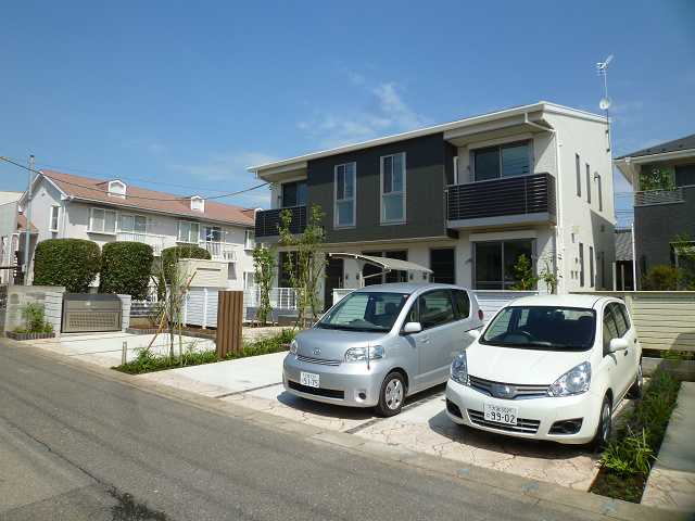 フォレストガーデン 敷地内には駐車場・駐輪場・ゴミ捨て場もございます。