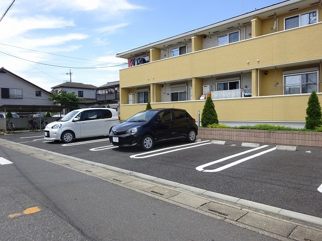 カトレアハウスⅡ 目の前が駐車場なので日当たり良し