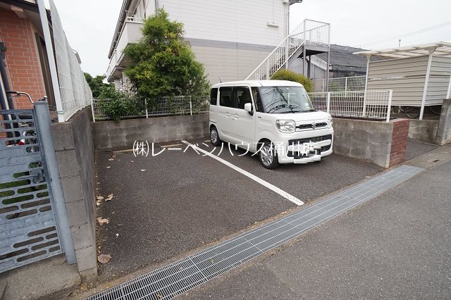 ベルゾーネ朝日 E棟 駐車場