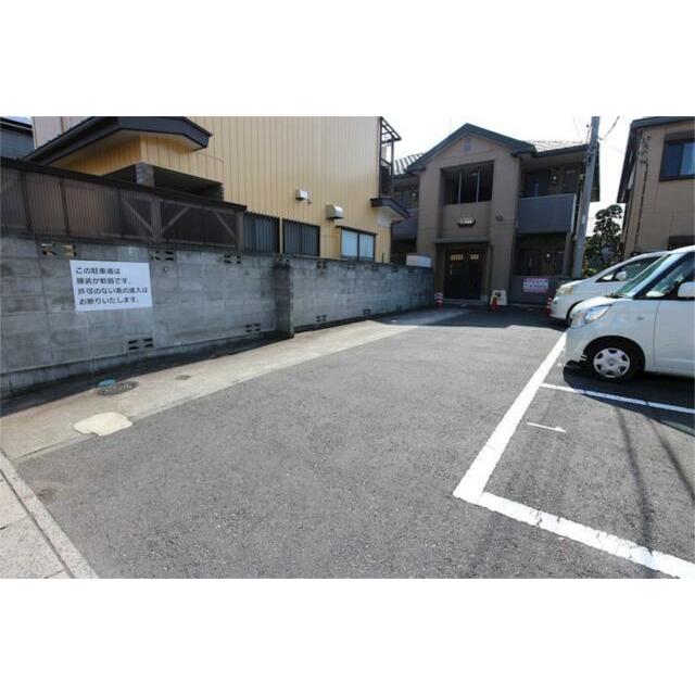 リリ参番館 駐車場