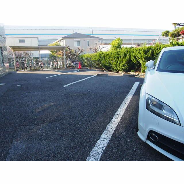ルエスト浦和 駐車場