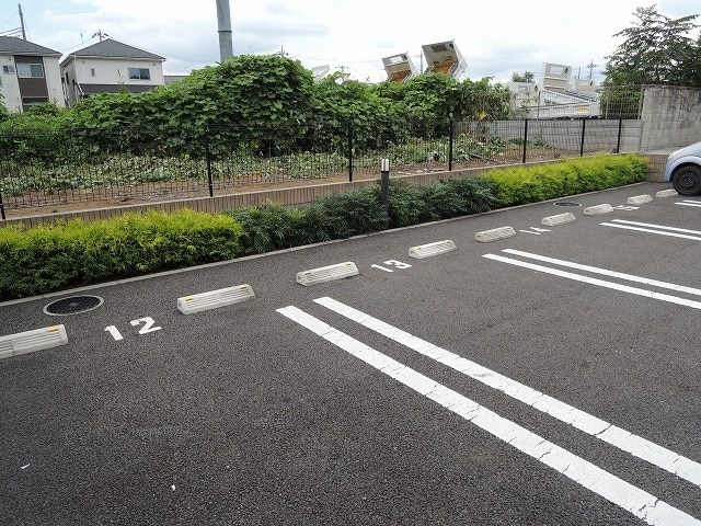 カーサアルバB 駐車場