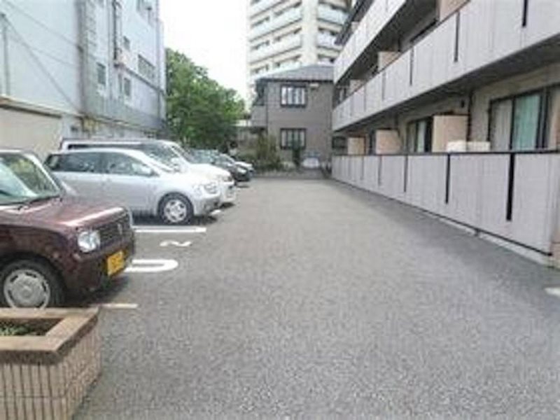 ルミ・エール 駐車場
