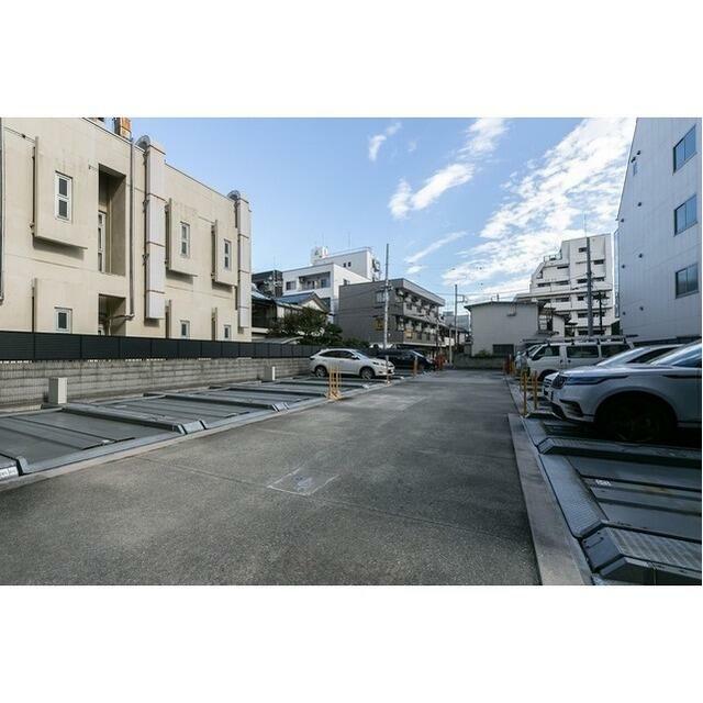 コンフォリア大宮 駐車場