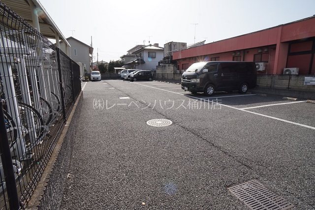 レオパレスエミールプラザ 駐車場