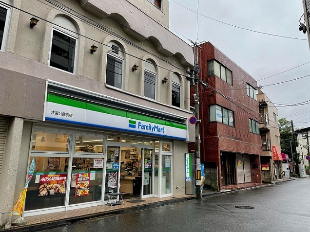 ムーン　プレミアム ファミリーマート　大宮公園前店まで700m