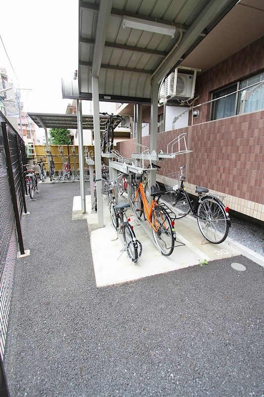 グレイスコート大宮  屋根付き駐輪場有り