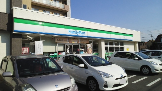 ベル　コリーヌ ファミリーマートまで620m